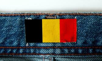 drapeau sur le étiquette de le jeans photo