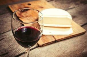 du vin verre et fromage sur table photo