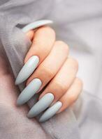 gris ongles sur gris dentelle Contexte. photo