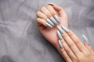 gris ongles sur gris dentelle Contexte. photo