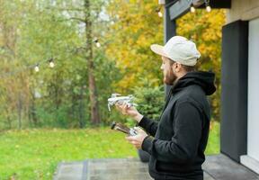 homme en jouant avec drone photo