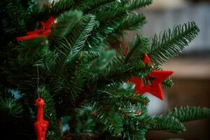 Noël arbre avec ornements. sélectif se concentrer. vacances. photo