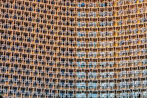 une la grille de les fenêtres de une gratte-ciel bâtiment dans le forme de un abstrait modèle avec un intéressant conception. photo