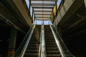 moderne Urbain intérieur escalier escalier mécanique pour escalade en haut à une affaires centre ou Résidentiel complexe photo