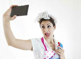 jolie femme au foyer prendre selfie dans une Pause photo