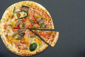 savoureux grillé légume Pizza sur noir Contexte photo