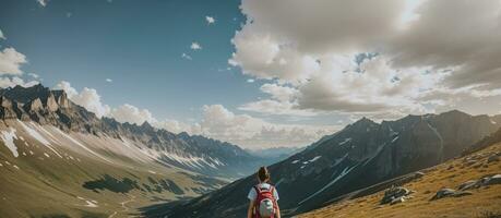 ai généré sportif en forme Jeune diverse femme athlète fonctionnement sur une Montagne randonnée avec Soleil dans le Contexte photo