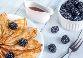 crêpes avec mûres sur le en bois table photo