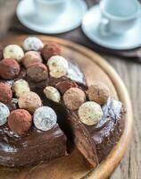 sacher tourte décoré avec truffes photo