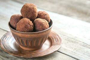 bol de Boulettes de viande sur le en bois Contexte photo