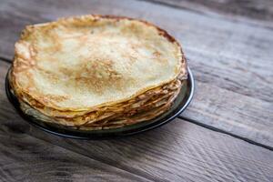 pile de crêpes sur le en bois table photo