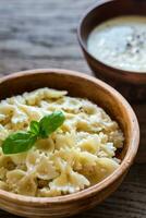 farfalle Pâtes avec Alfredo sauce photo