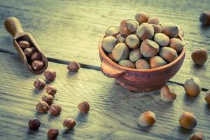 rustique bol de noisettes sur le en bois table photo