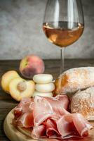 blanc du vin avec prosciutto et pain ciabatta photo
