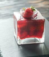 verre pot de fraise confiture photo