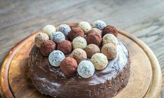 sacher tourte décoré avec truffes photo