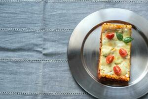 lasagne sur le métal assiette Haut vue photo