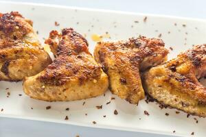 frit poulet ailes sur le blanc assiette photo