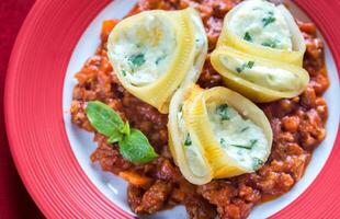 lumaconi farci avec ricotta avec bolognaise sauce photo