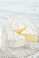 fromage camembert sur la planche de bois photo