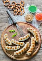 grillé saucisses avec bretzels photo