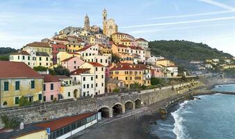 italien village de le cervo église et historique structures, vu de au dessus en utilisant une drone photo