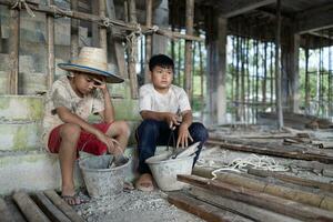 concept de enfant travail, pauvres les enfants étant victimes de construction travail, Humain trafic, enfant abus. photo
