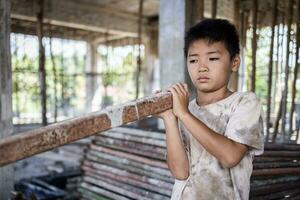 les enfants forcé à travail difficile à construction placer, enfant la main d'oeuvre concept, pauvres les enfants victimes de Humain trafic processus, pauvreté, enfant abus. photo