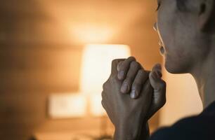 Christian femme prier dans chambre à coucher, femme mains prier à Dieu, mendicité pour le pardon et croyez dans bonté. Christian la vie crise prière à Dieu. Christian la vie crise prière à Dieu. photo