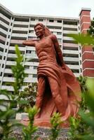 rouge Humain statue avec poisson dans Urbain appartement photo