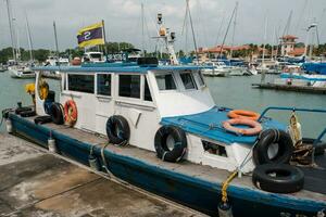 ancien bateau parmi moderne ancres photo