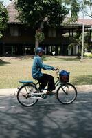 Djakarta, Indonésie - octobre 2 2023. personnes âgées homme dans bleu cyclisme photo