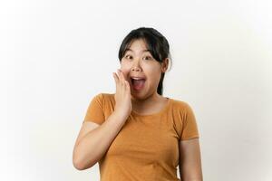 le jolie asiatique Jeune femme avec surprise et sous le choc faciale expression permanent sur une blanc Contexte. photo