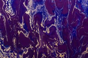 acrylique fluide art. luxe modèle or et violet vagues sur bleu Contexte. abstrait marbre Contexte ou texture photo