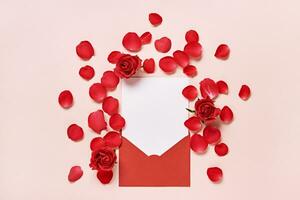 rouge enveloppe avec romantique l'amour lettre maquette, Rose fleurs et pétales sur rose Contexte photo