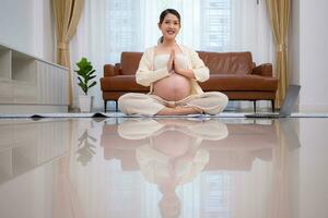 lumière activité pour Enceinte femmes sur le bord de donnant naissance, maternité prénatal se soucier et femme grossesse concept. photo