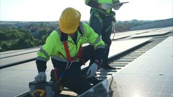 tous les deux de techniciens est installation solaire panneaux sur le toit de le entrepôt à changement solaire énergie dans électrique énergie pour utilisation dans des usines. photo