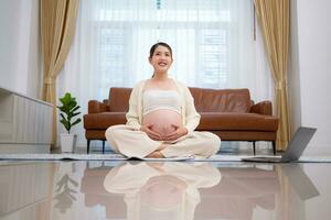 lumière activité pour Enceinte femmes sur le bord de donnant naissance, maternité prénatal se soucier et femme grossesse concept. photo