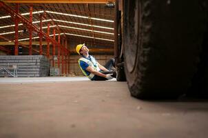 Jeune homme travail dans une acier industrie usine. il a été de façon critique blesser lorsque une chariot élévateur couru plus de le sien jambe et avait à être transporté à le hôpital. photo