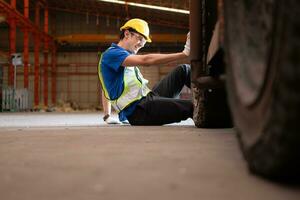 Jeune homme travail dans une acier industrie usine. il a été de façon critique blesser lorsque une chariot élévateur couru plus de le sien jambe et avait à être transporté à le hôpital. photo