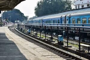 Kathgodam, uttarakhand, Inde, septembre 25 2023 - Indien chemin de fer train à Kathgodam chemin de fer station Plate-forme pendant Matin temps, coloré train à Kathgodam, uttarakhand chemin de fer station photo