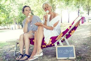 moderne maman et Jeune fille en mangeant la glace crème photo