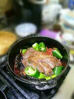 braisé du boeuf pot rôti avec jalapenos et mexicain piments photo