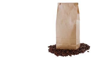 Vide café sac maquette isolé sur blanc Contexte emballage conception modèle pour l'image de marque, produit présentation, et commercialisation publicité photo