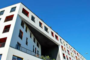 immeuble d'appartements moderne et luxueux. photo