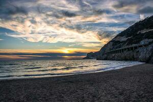 incroyable panoramique paysage de rocheux rive photo. lever du soleil le coucher du soleil ciel Contexte avec coloré des nuages photo