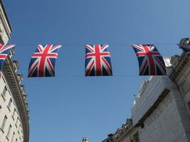 couronnement drapeaux dans régent rue dans Londres photo