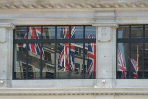 couronnement drapeaux dans régent rue dans Londres photo