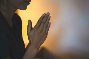 mains jointes dans le concept de prière pour la foi, jeune femme religieuse priant Dieu le matin, spiritualité et religion, concepts religieux. photo