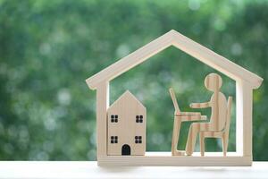 homme en utilisant portable ordinateur et modèle maison sur Naturel vert arrière-plan, entreprise investissement et réel biens concept photo